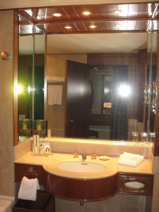 Badezimmer im Garden Wing Hotel Shangri-La Rasa Sayang Resort