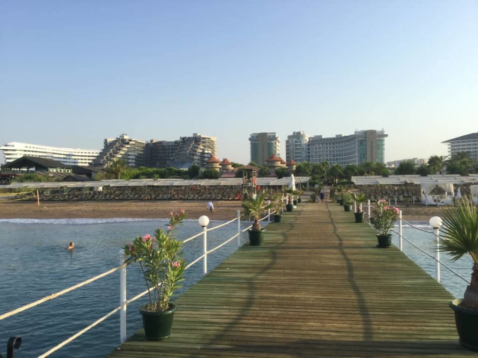 Widok hotelu z molo Sherwood Exclusive Lara