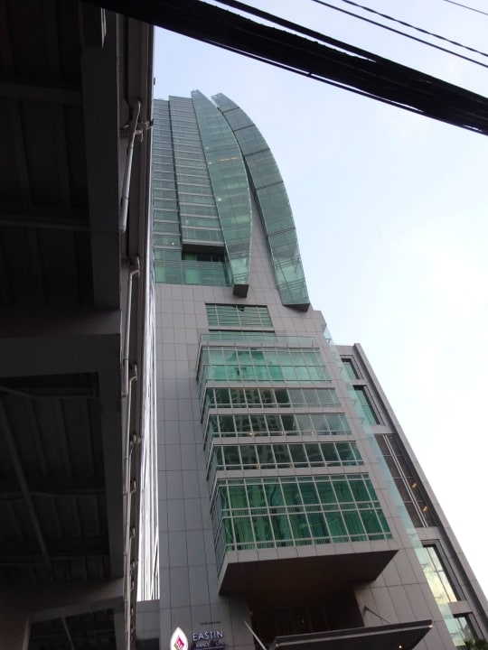 Von der Straße das Hotel hoch Eastin Grand Hotel Sathorn