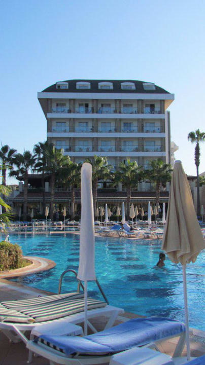 Blick aufs Hotel vom Pool Trendy Palm Beach (Adults Only, 16+)