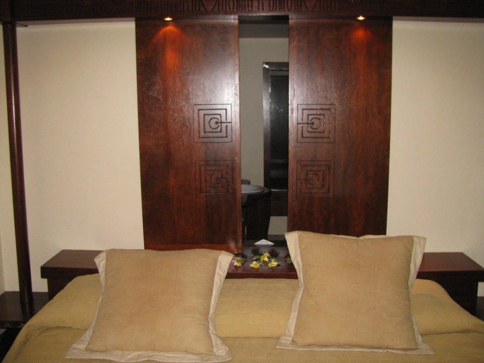 Bett mit Blick ins Bad Manava Beach Resort & Spa Moorea