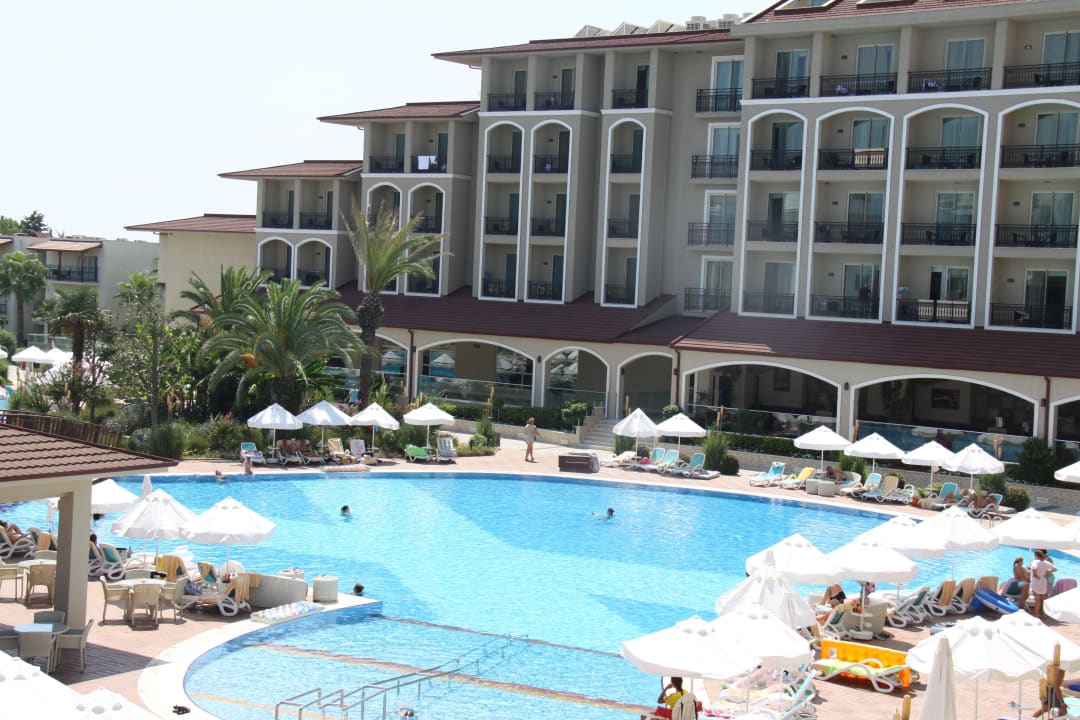 Haupthaus und Pool Paloma Oceana