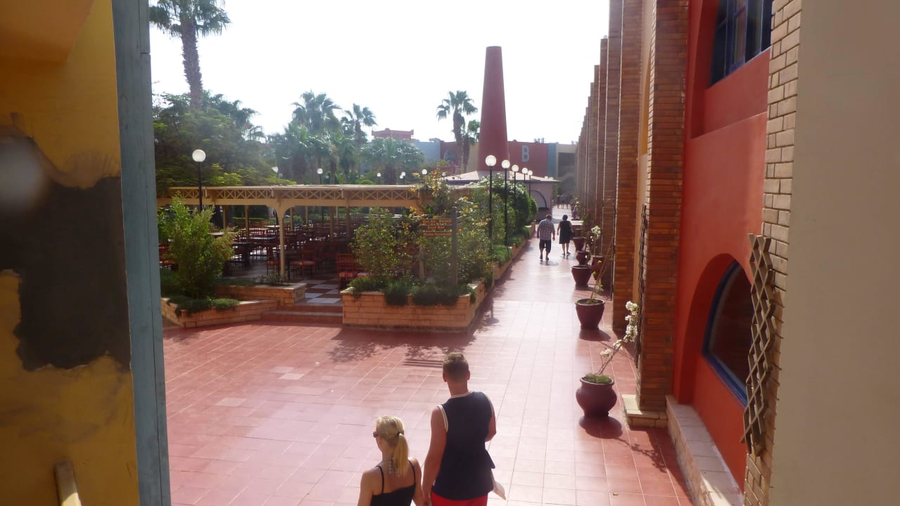 Richtung Restaurant und Hauptgebäude Arabia Azur Resort