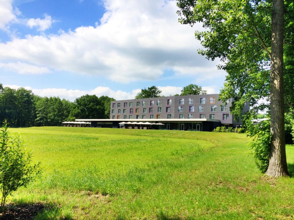 Außenansicht des Hotels. Blick auf die Veranda Spreewald Thermenhotel