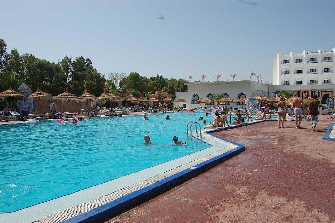Większy basen hotelowy Palmyra Holiday Resort & Spa