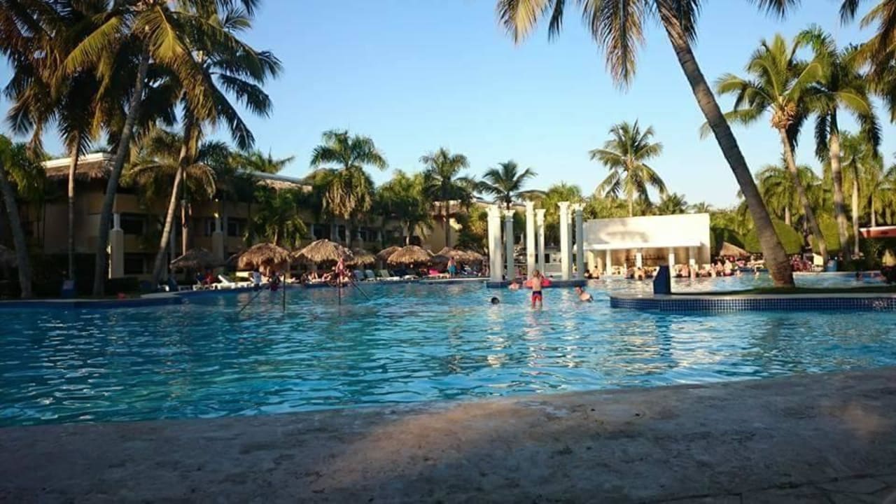 Pool mit Poolbar im Wasser Iberostar Waves Costa Dorada