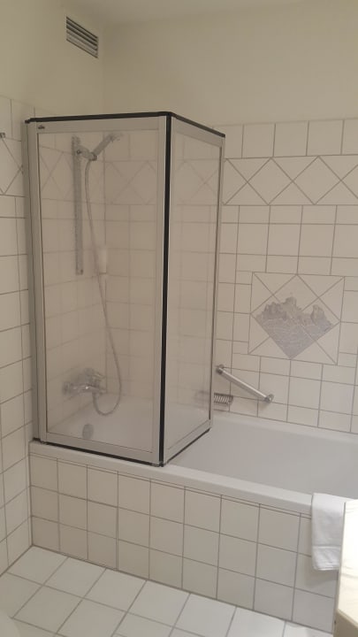 Dusche schwer zugänglich  Wyndham Garden Lahnstein Koblenz Hotel