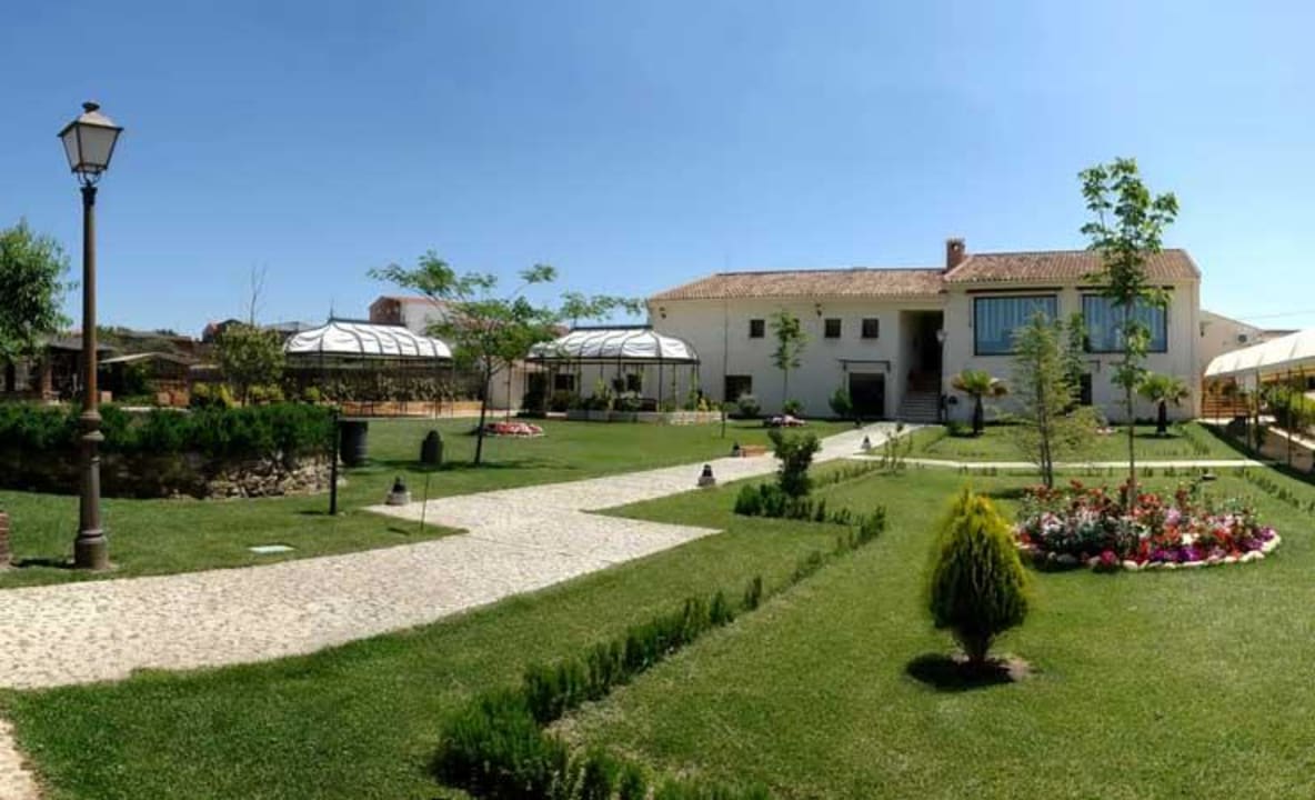 Facade and garden Hotel La Almazara de Valdeverdeja