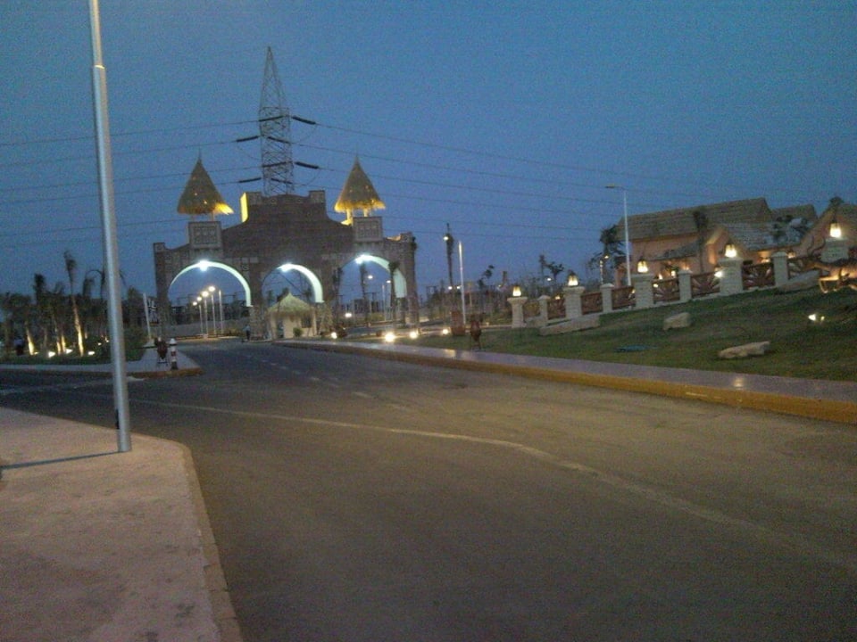 Eingangstor zur Anlage von innen Pickalbatros Alf Leila Wa Leila Resort - Neverland Hurghada