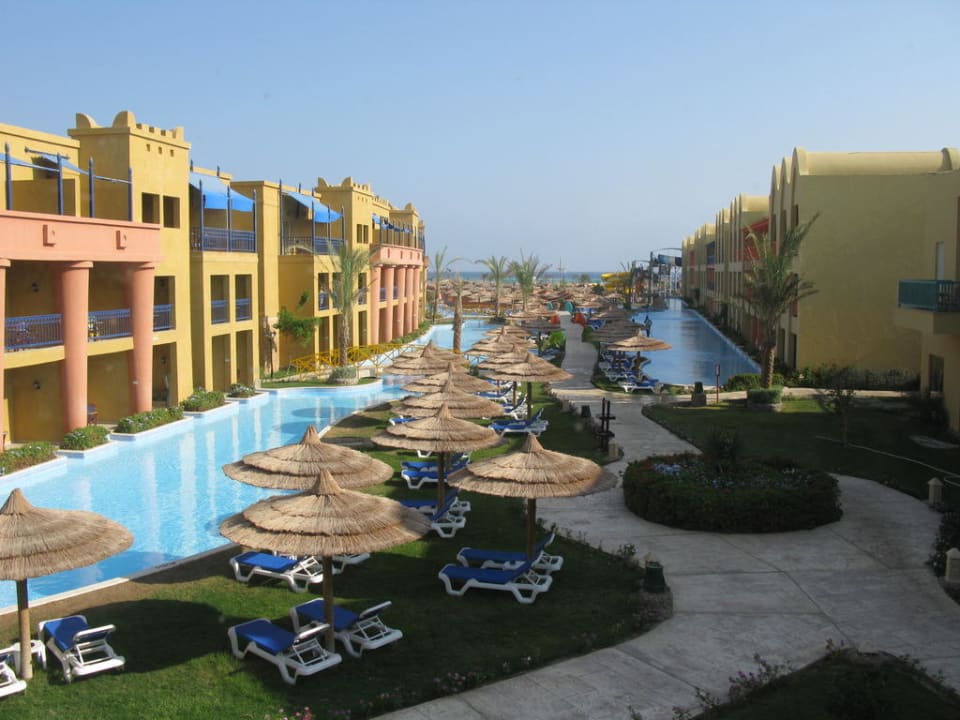 Die Grenze zwischen Tianic Palace und Beach Resort Hotel Titanic Palace