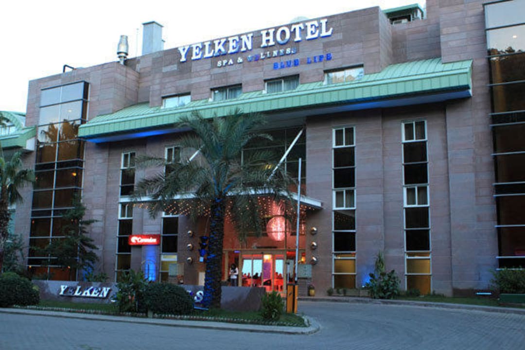 Von der Strasse aus Corendon Playa Kemer