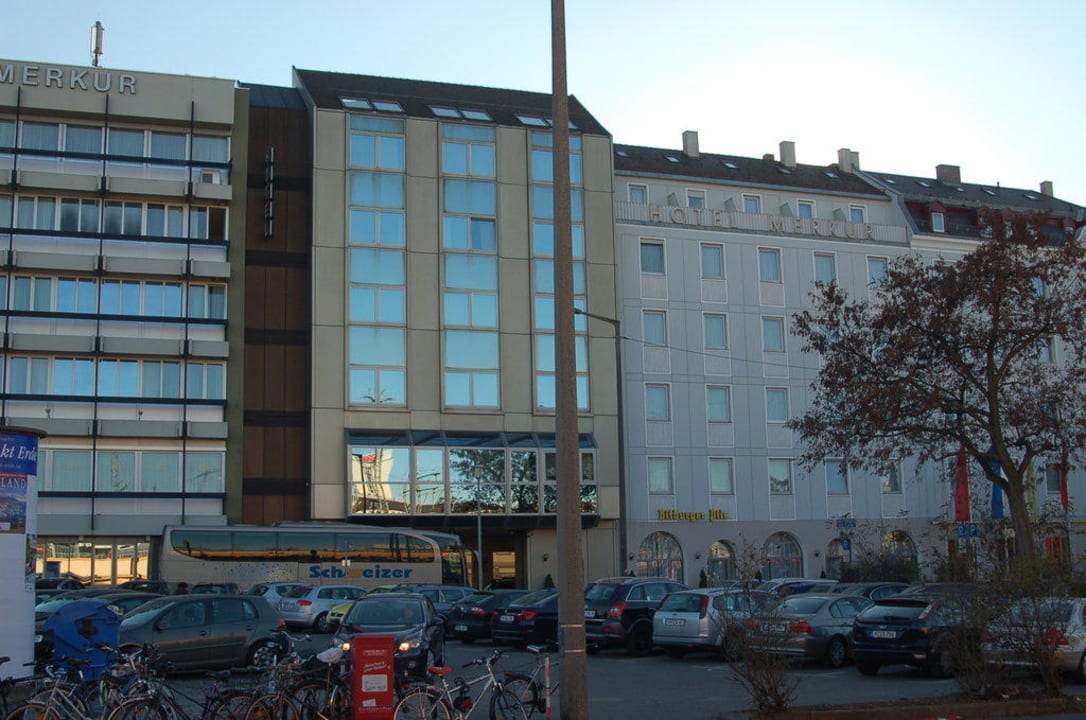 Vorderfront vom Bahnhof aus gesehen Ringhotel Loew's Merkur