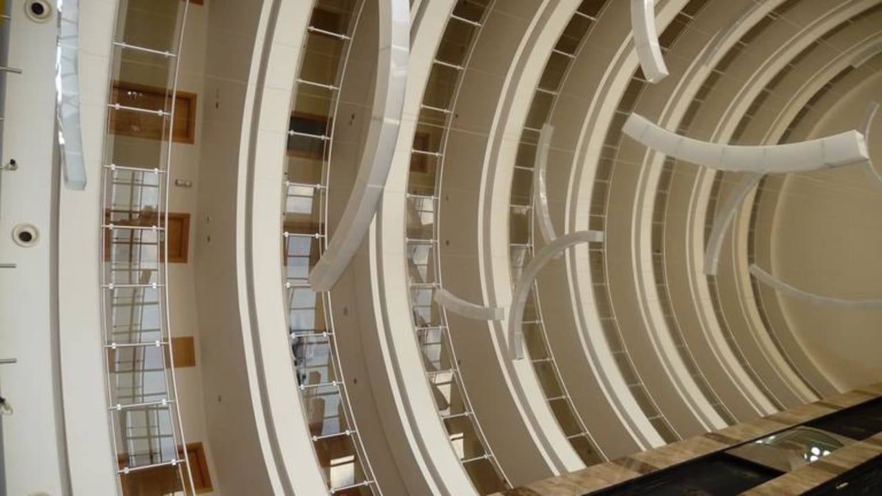 Blick von der Lobby nach oben innerhalb des Hotels Saturn Palace Resort Hotel