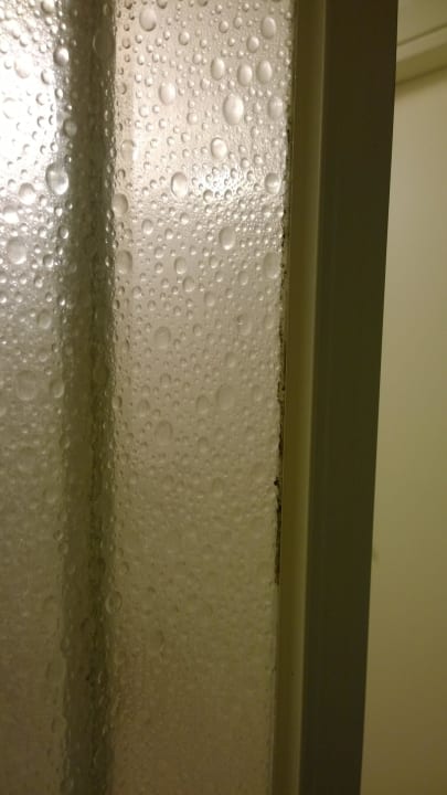 Schimmel in der Dusche Hotel Bardolino
