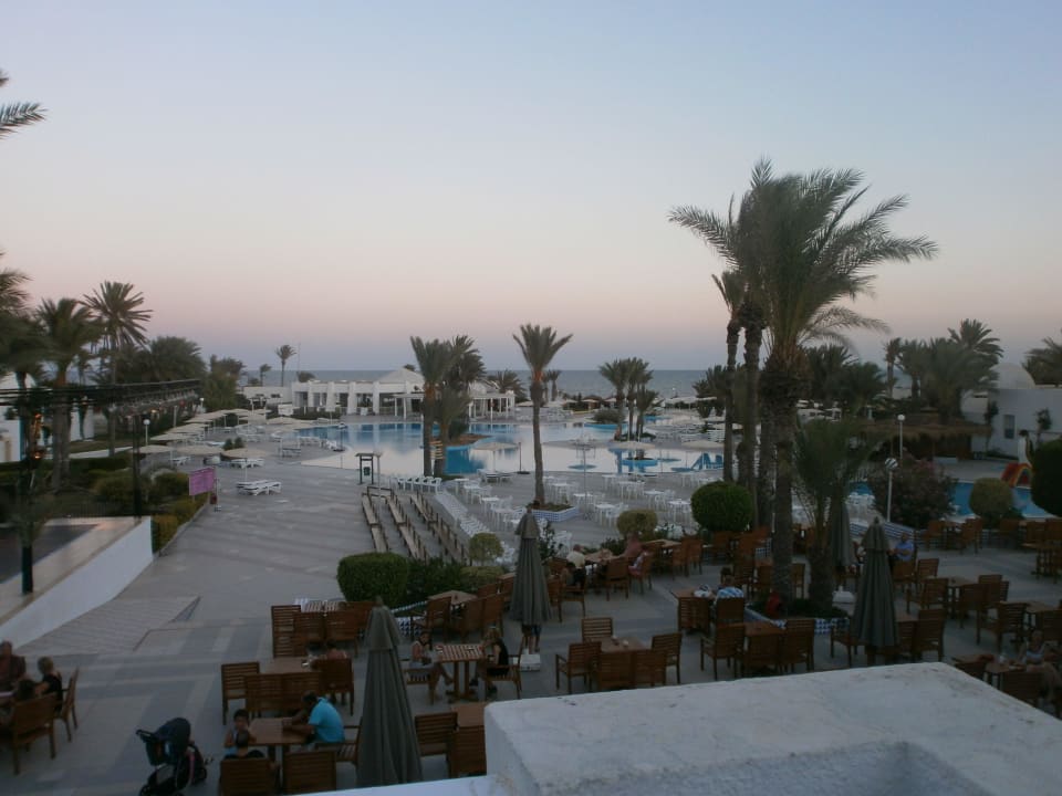 Blick von der Barterrasse auf den Pool Hotel El Mouradi Djerba Menzel