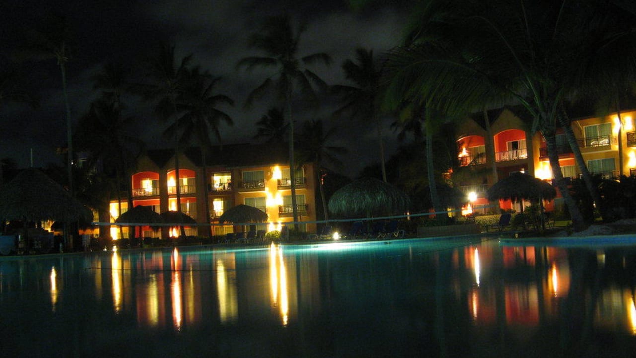 Pool bei Nacht Punta Cana Princess All Suites Resort & Spa