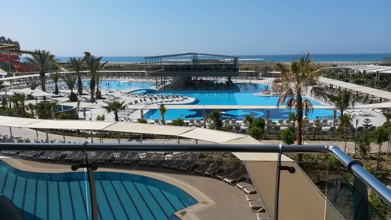 Aussicht zum Pool Sunmelia Beach Resort