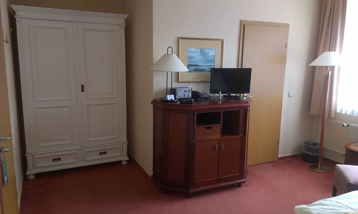 Kleiderschrank und Minibar altGlowe Hotel Garni