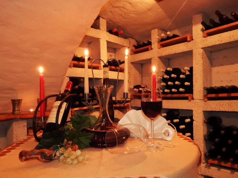 Weinkeller Land-gut-Hotel Zum Alten Forsthaus - Aufladestation f. Elektroautos vorhanden