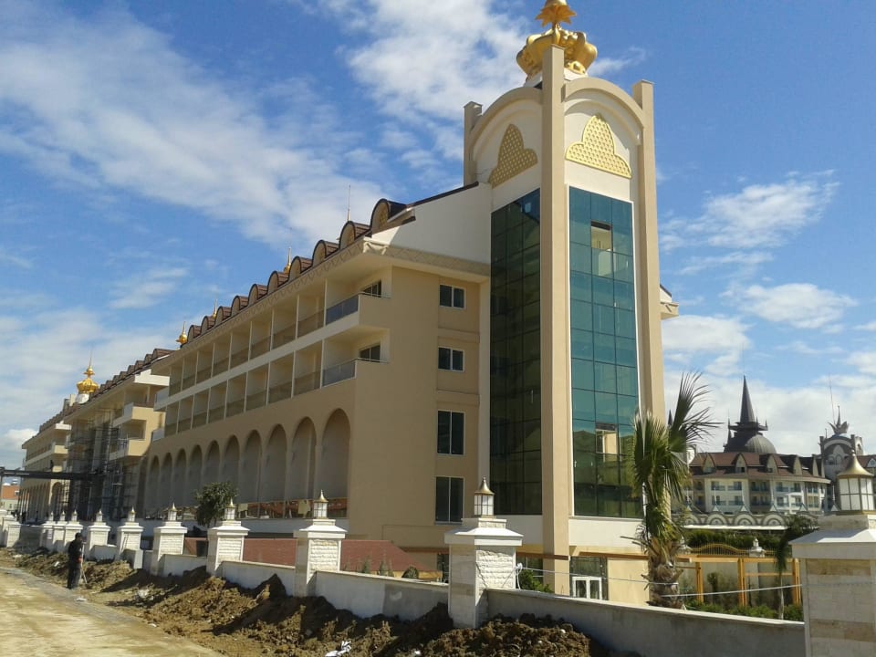 Umzäunungsmauer steht auch schon Well Palace Side
