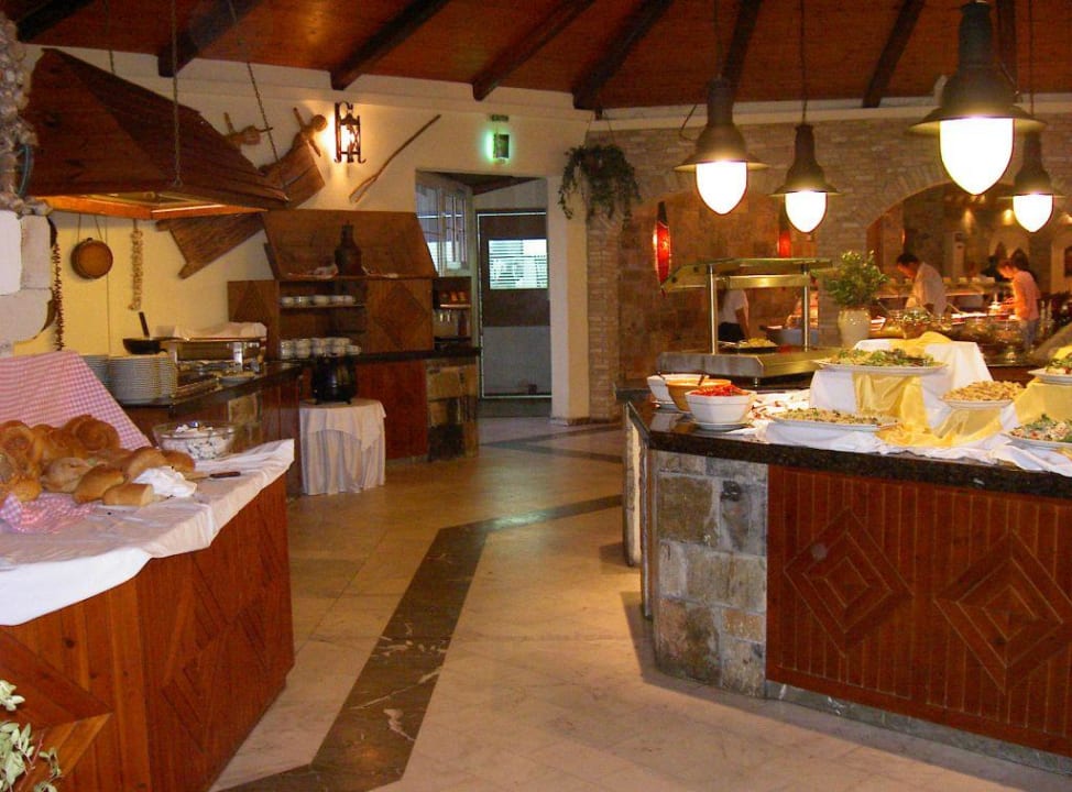 Buffet am Abend Alexander Beach Hotel & Village Resort