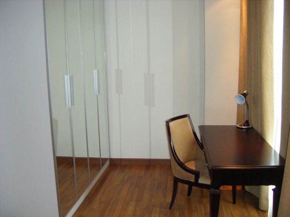 Schrank/Schreibtisch Hotel Bless Residence Bangkok