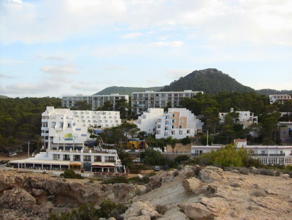 Blick vom Felsen gegenüber der Hotelanlage Barceló Portinatx - Adults only