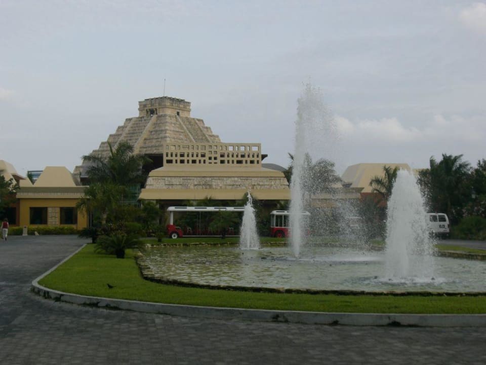 Frontansicht von der Hotelanlage Iberostar Selection Paraiso Maya Suites