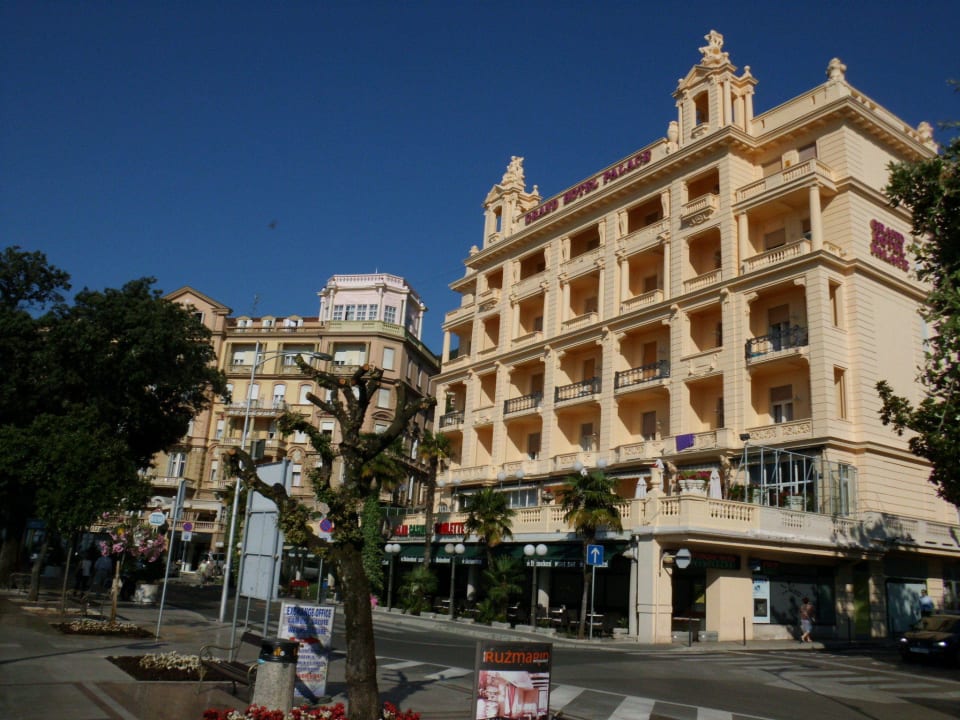Blick von der Promenade zum Hotel Hotel Bellevue - Liburnia