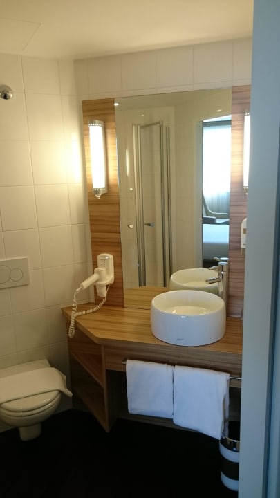 Badezimmer, klein und fein Leonardo Hotel Vienna Schönbrunn