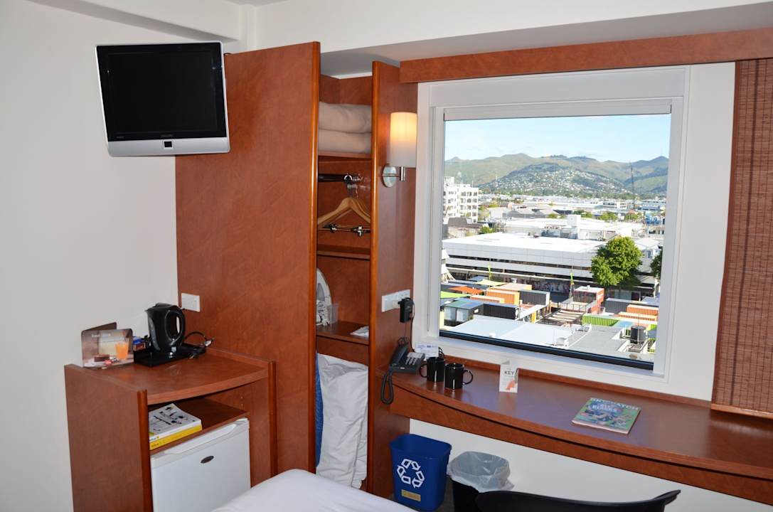 Izba - TV, skriňa, chladnička ibis Christchurch Hotel
