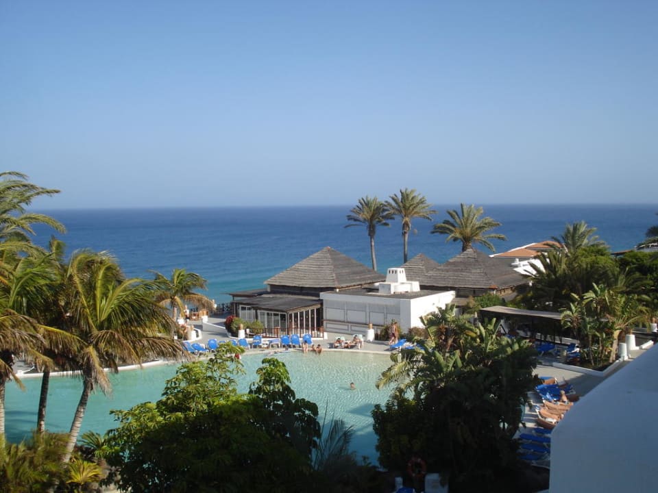 Blick vom Balkon der Lobby über den Pool zum Strand Club Jandia Princess