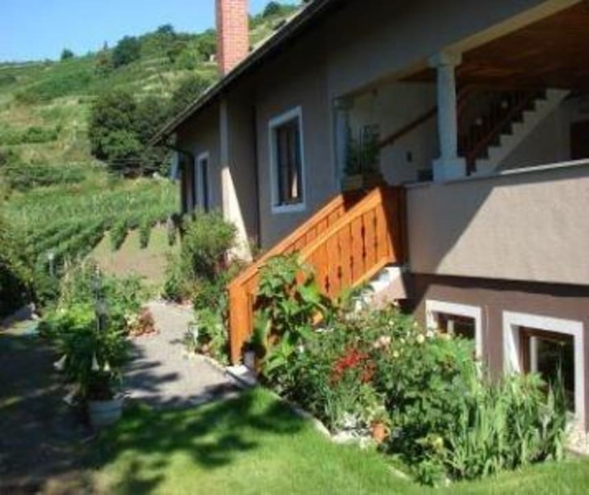 Aufgang zur Terrasse und zu den Zimmern  Gästehaus Weinbergblick