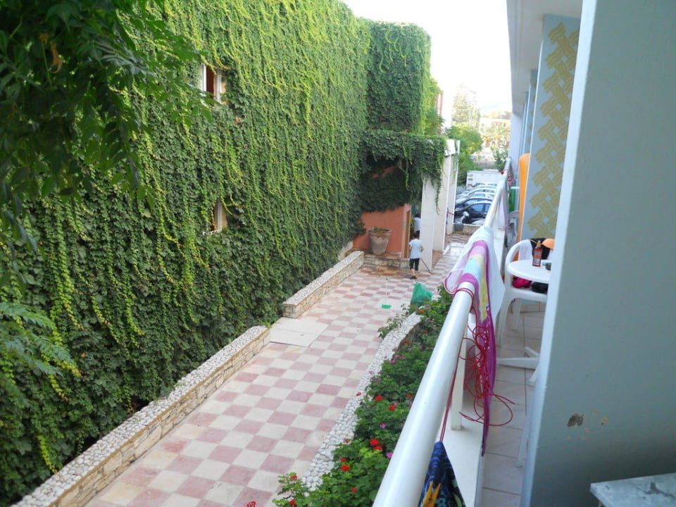 Pasaż pomiędzy budynkami Golden Beach Rethymnon