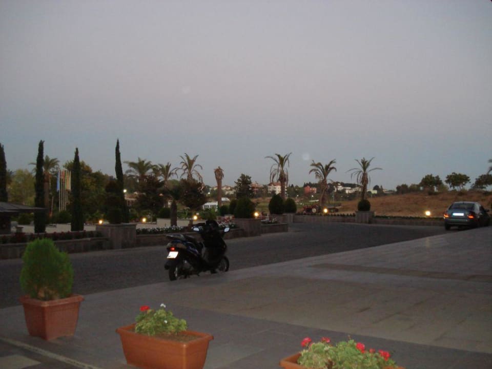 Vor dem Hotel Calimera Serra Palace