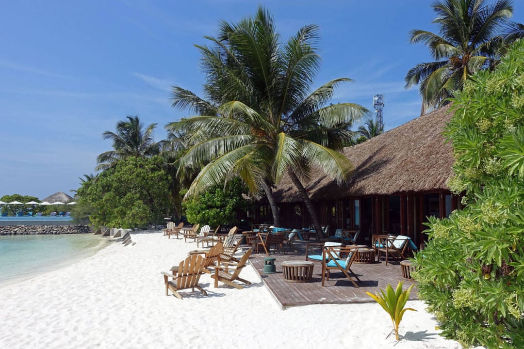 Blick auf die Strandbar Summer Island Maldives