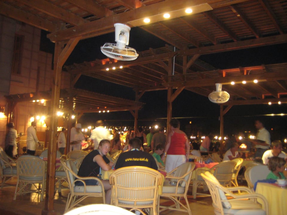 Abendessen draussen im Hauptrestaurant Akassia Swiss Resort