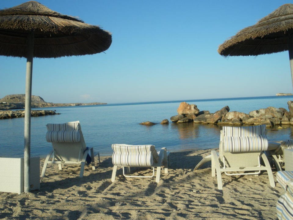 Liegestühle, Schirme am Strand Lindian Dream Seaside Resort