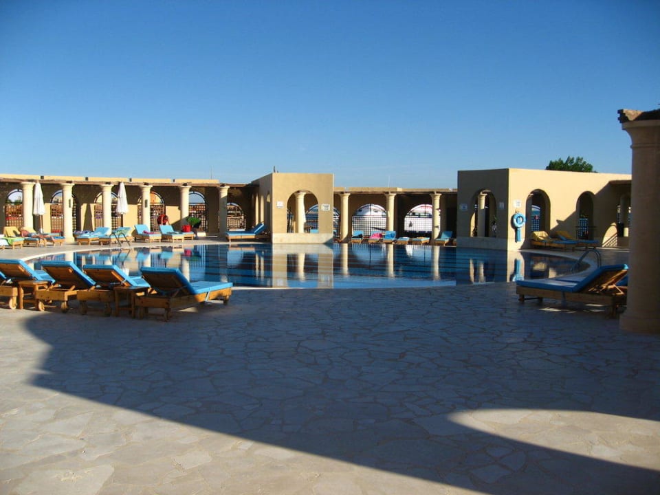 Pool direkt am Hotel, dahinter das Meer Hotel Three Corners Ocean View prestige - Adults only