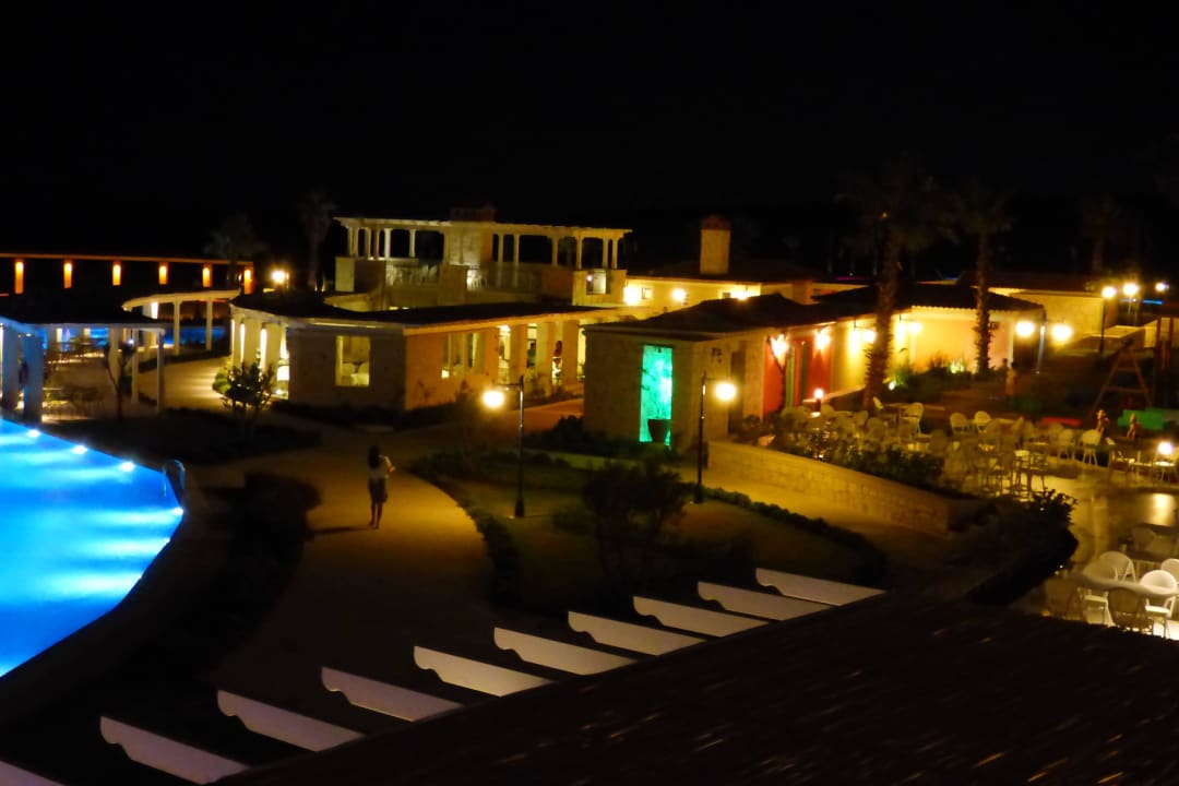 Aussicht auf die Poolanlage bei Nacht Alkoclar Exclusive Alacati