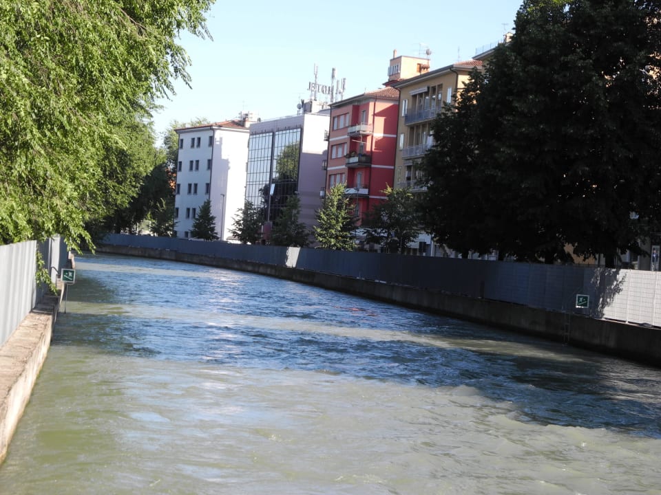 Hotel vom Canal aus gesehen Guesthouse Verona