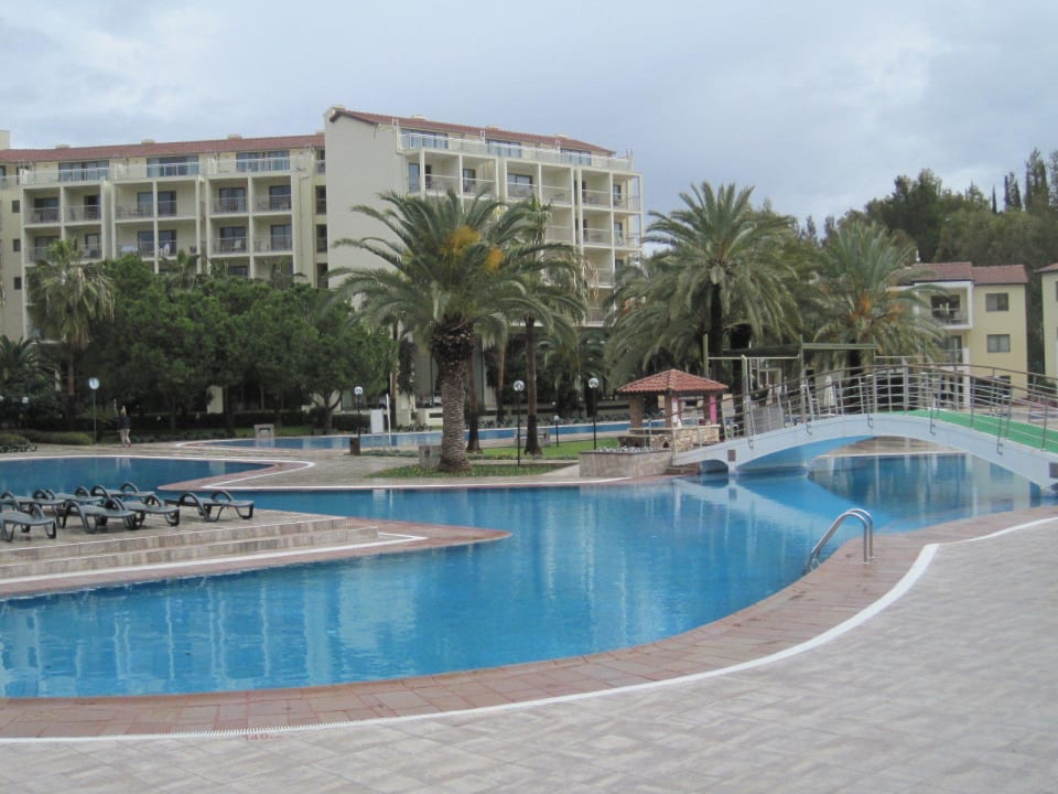 Eine vorzügliche Pool-Landschaft Arum Barut Collection