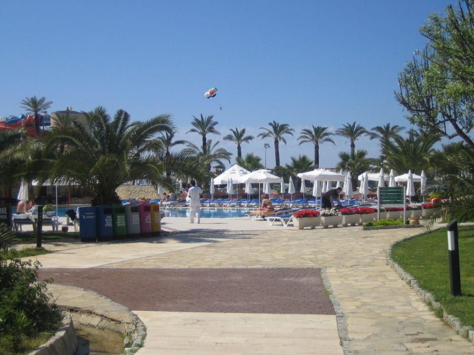Auf dem Weg vom Hotel zu den Pools Blue Waters Club