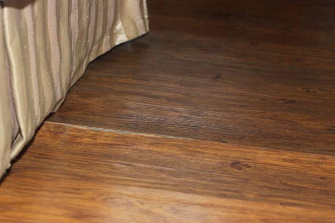 Von der Nässe im Zimmer gewellte Bodendielen Dalat Plaza Hotel