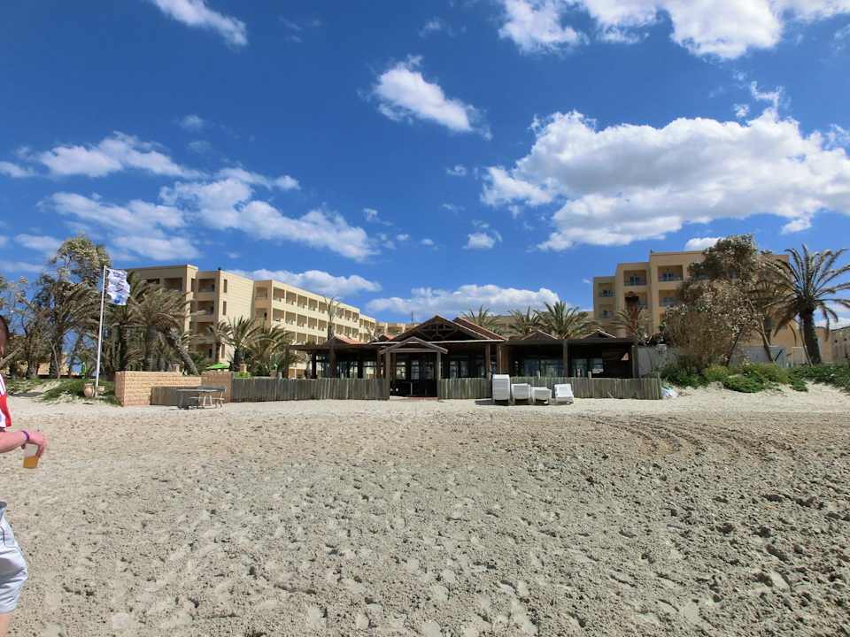 Blick vom Strand zum Hotel Hotel Rosa Beach