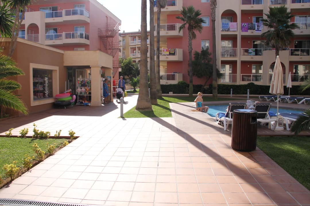 Blick auf den Babypool und Shop Grupotel Alcudia Pins