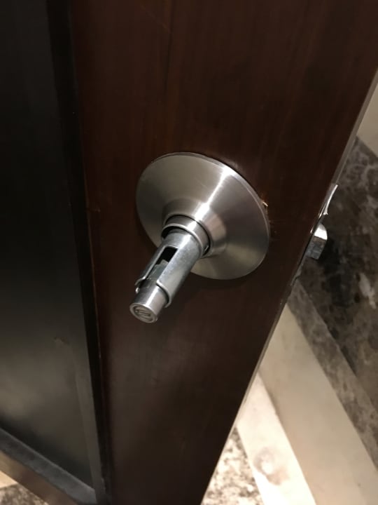 Fehlende Türgriffe. Man kommt nicht mehr aus der Toilette he Jasmine Palace Resort & Spa