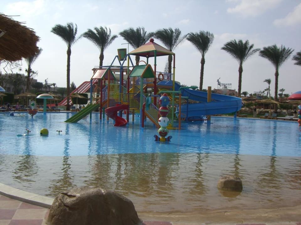 Pool im Garten, im Hintergrund die großen Rutschen Beach Albatros Resort