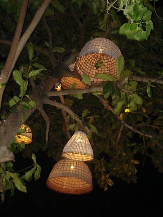 Lampen in Bäumen oberhalb der Terrasse Hotel Baan Chaweng Beach Resort & Spa