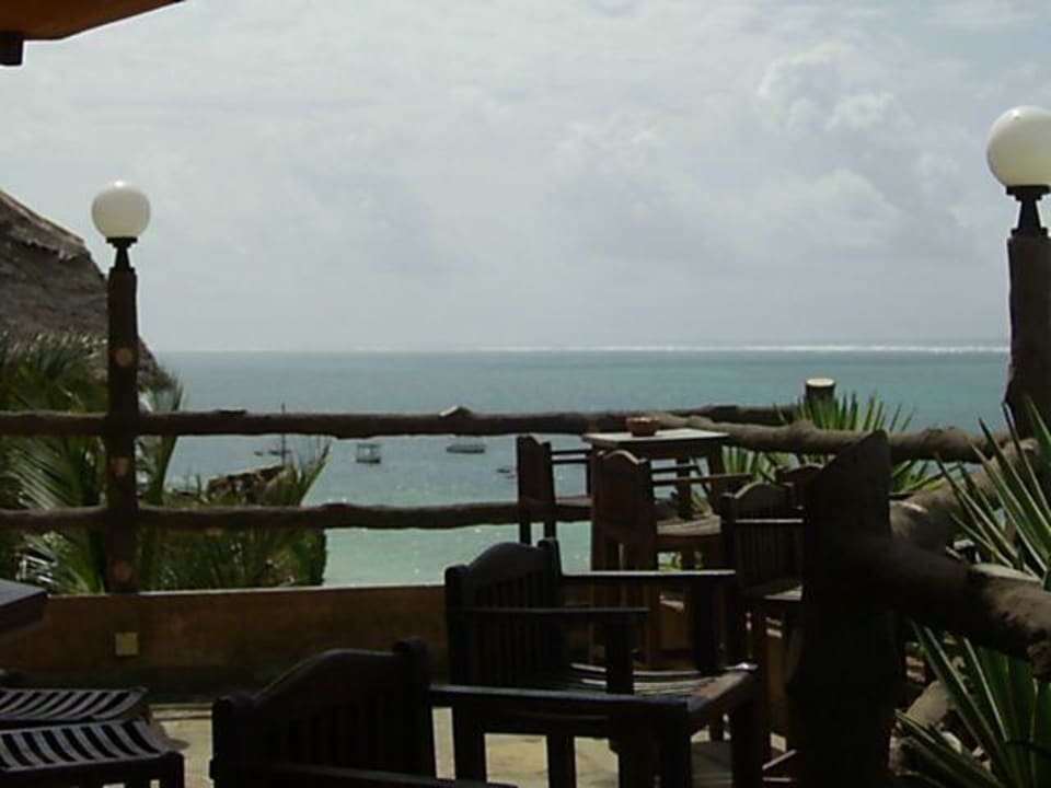 Blick an der Poolbar Bahari Beach Hotel